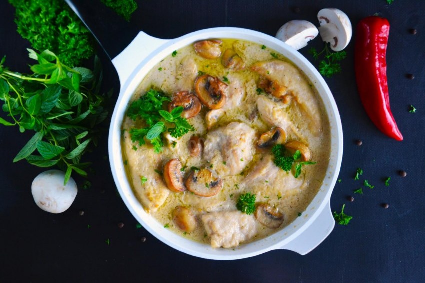 Тушеная куриная грудка в кефире