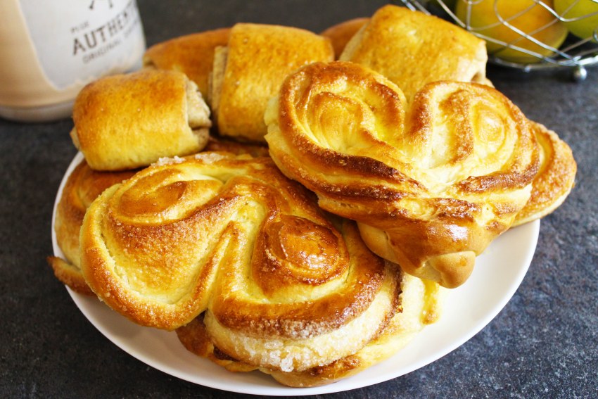 Сдобные булочки с сахаром