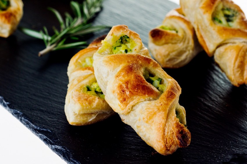 Кулебяка с рисом и яйцом и луком