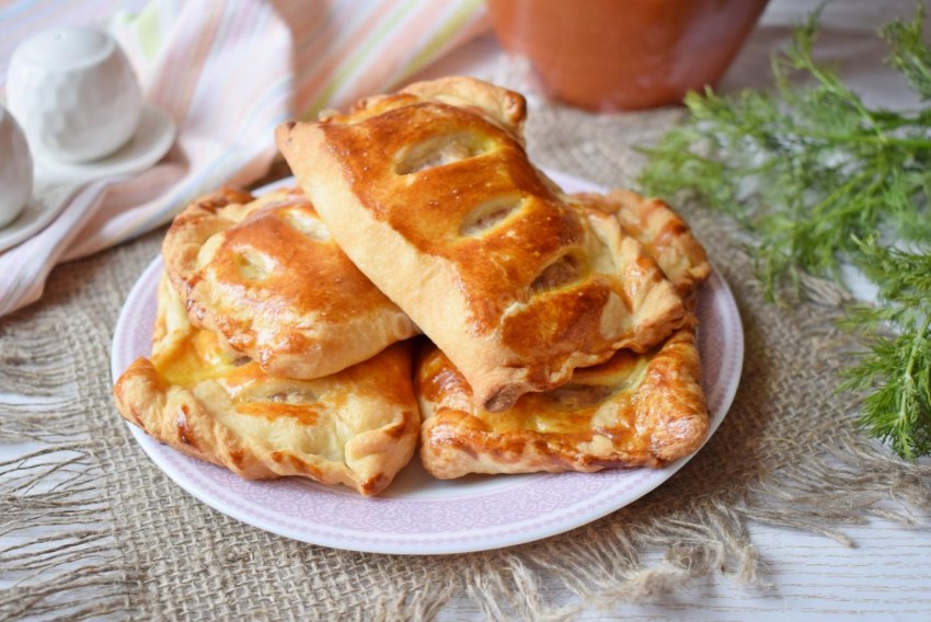 Пирог из слоёного теста с яйцом и зеленым луком