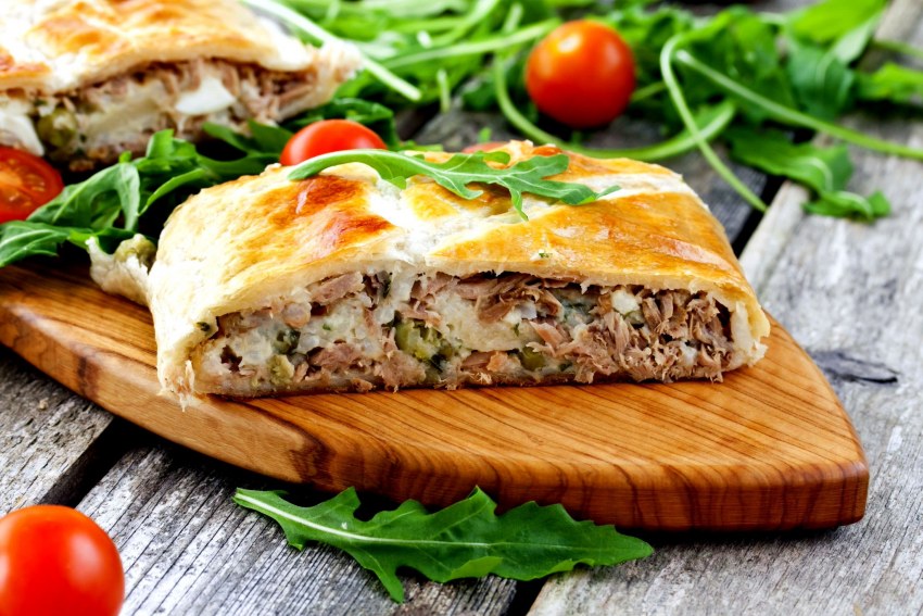 Слоеные пирожки с мясом