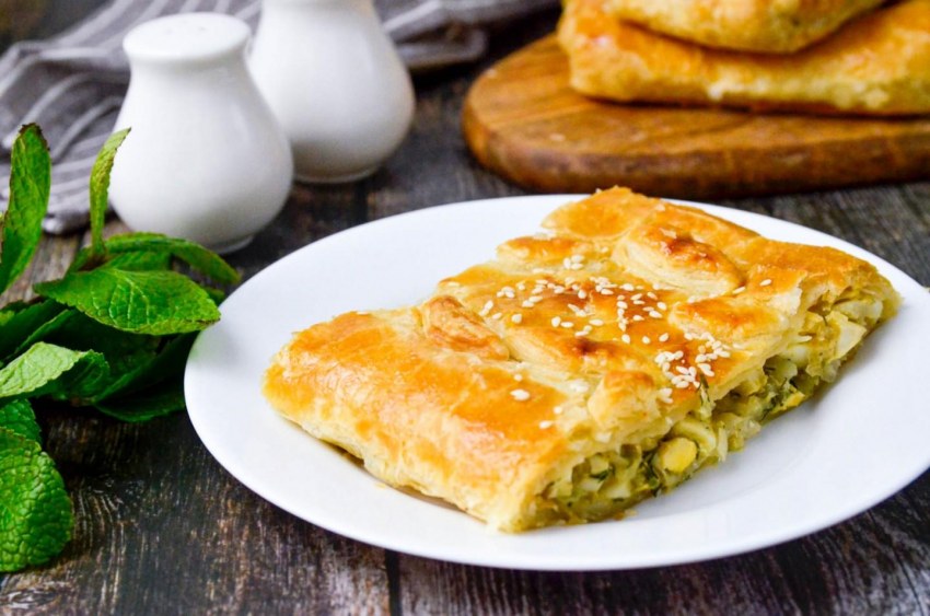 Слоеный пирог с консервами и рисом