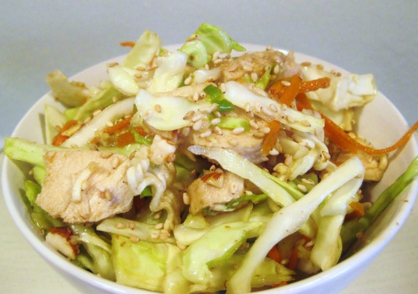 Салат с пекинской капустой и ананасами и курицей