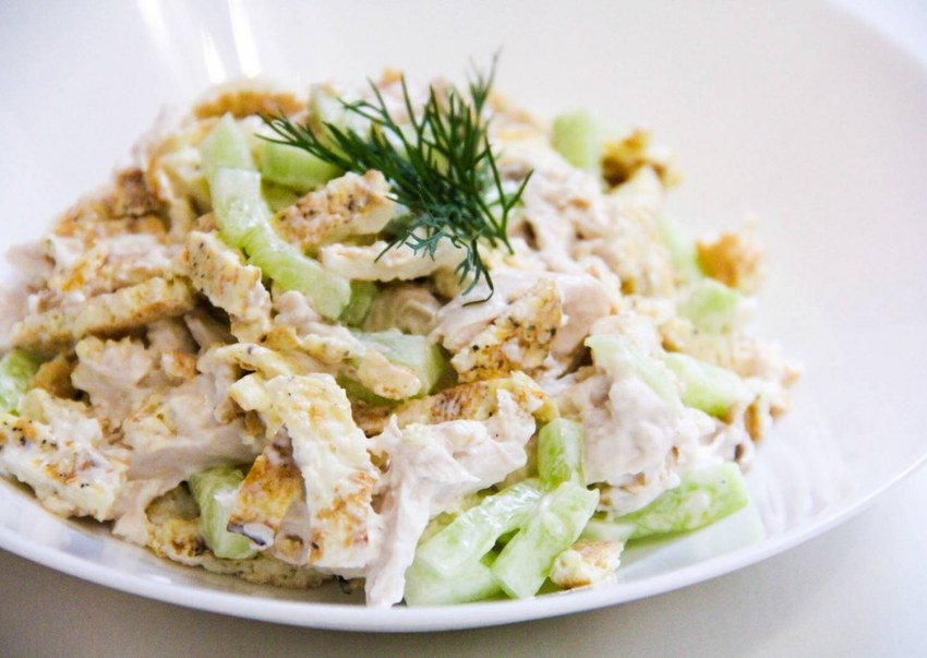 Салат с пекинской капустой и куриной грудкой и кукурузой