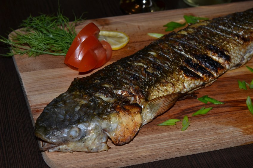 Чир, запеченный в фольге с лимоном и зеленью