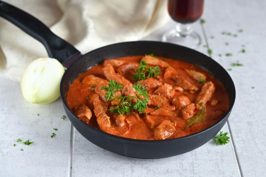 Гуляш с макаронами