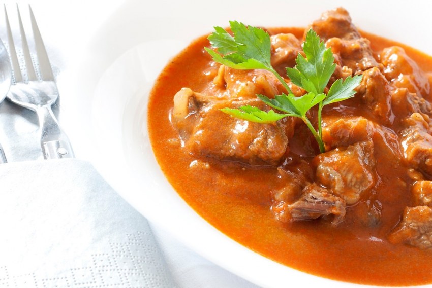 Лопатка жареная с луком и томатной