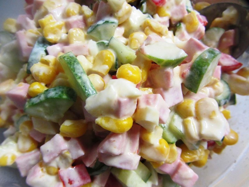 Салат с карбонатом и кукурузой