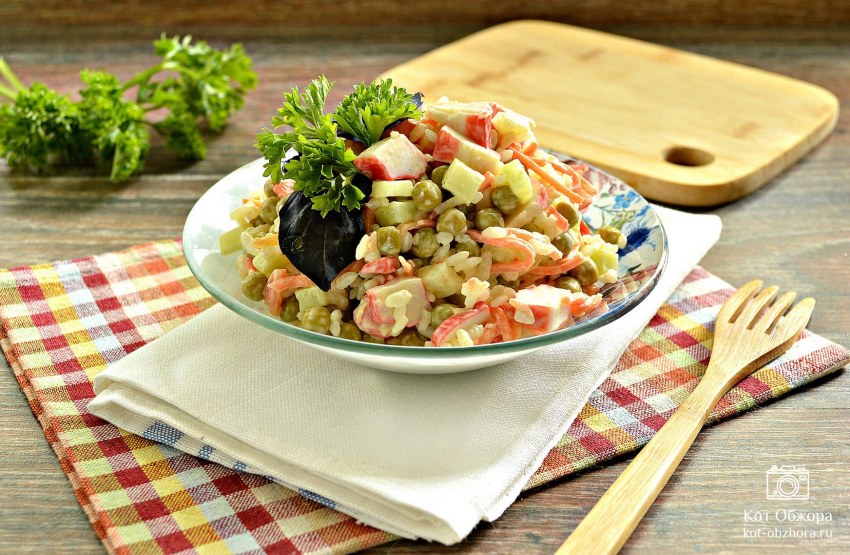 Салат с киви и копченой курицей