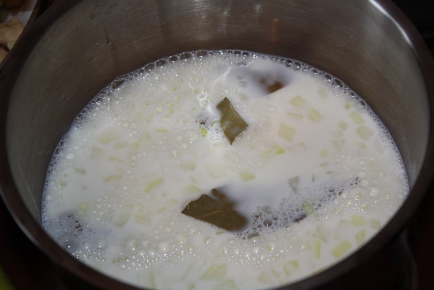 Целый кролик в сливочном соусе с грибами