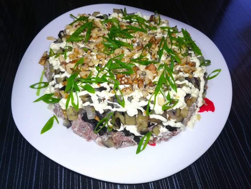 Салат с говядиной и черносливом и грецким