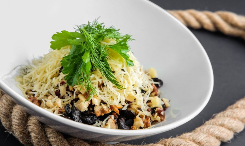 Салат с говядиной и черносливом и грецким орехом