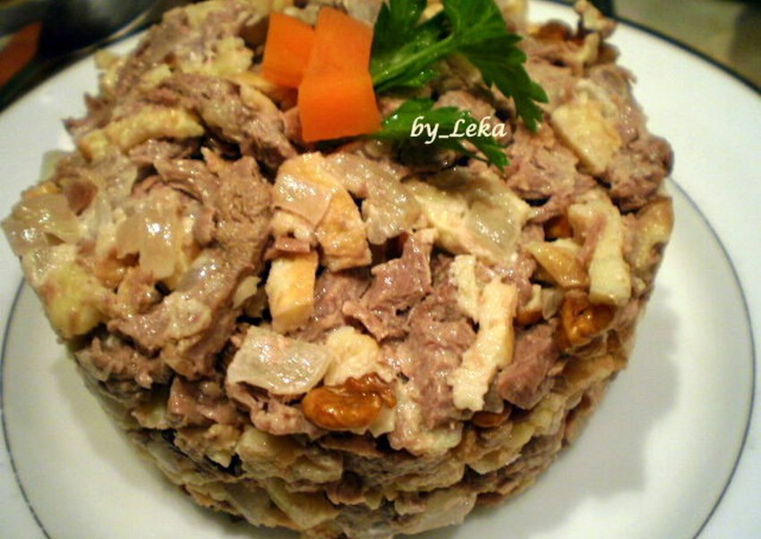 Салат с говядиной и грецкими орехами