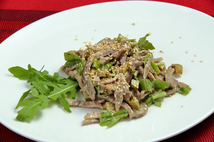 Салат с куриной грудкой рукколой кедровыми орешками