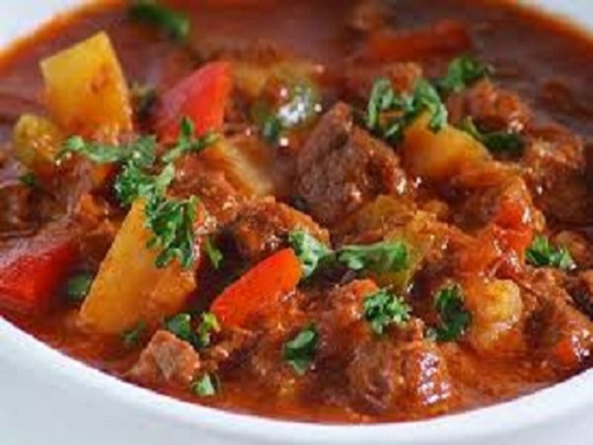 Гуляш из свинины с подливкой
