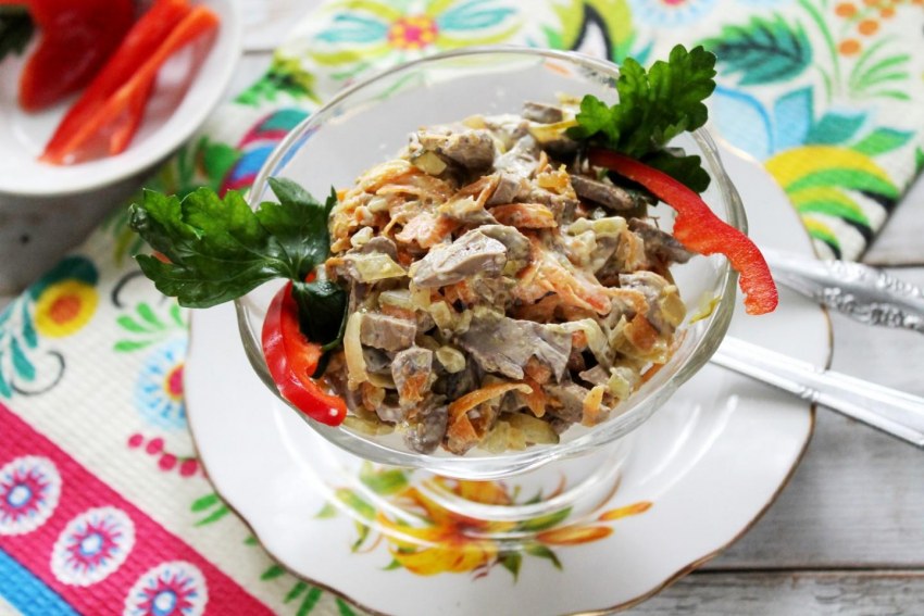 Салат Обжорка с куриной печенью и солеными огурцами