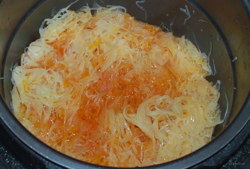 Капуста тушёная в мультиварке с колбасой копчёной