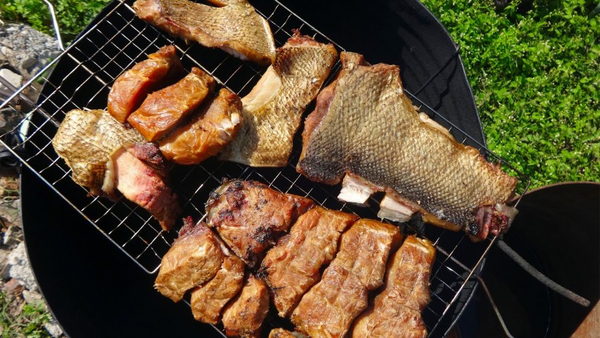 Мясо в коптильне горячего копчения