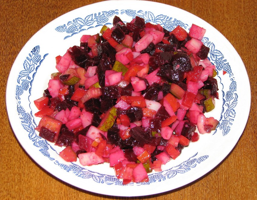 Салат с зеленью фасолью ветчиной и сухариками