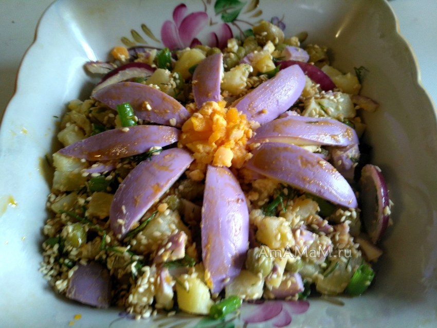 Салат с грибами и солеными огурцами