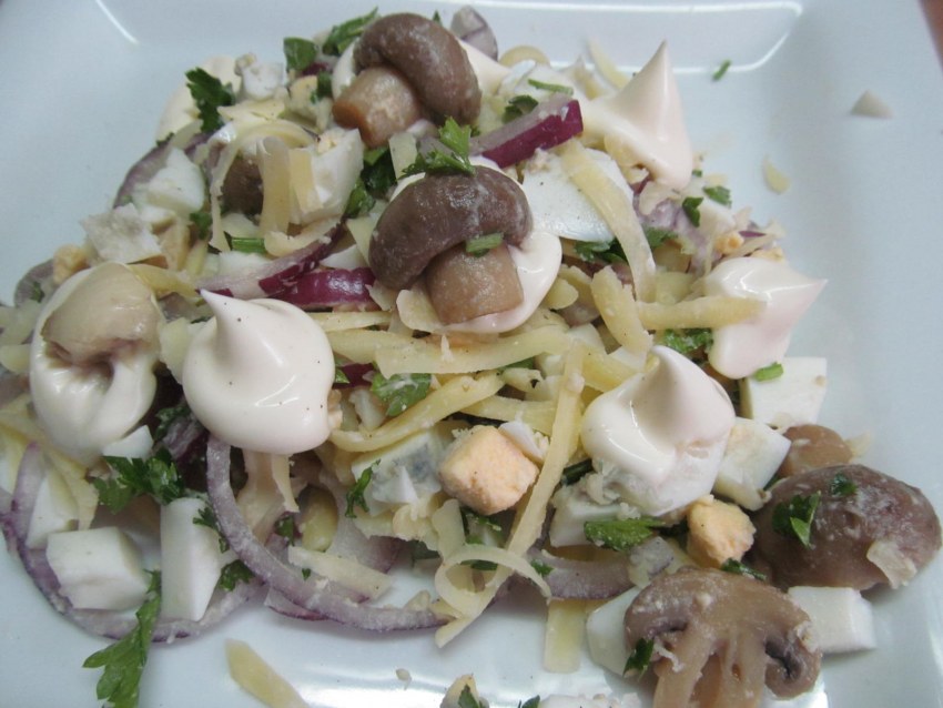 Грибы с маринованным луком