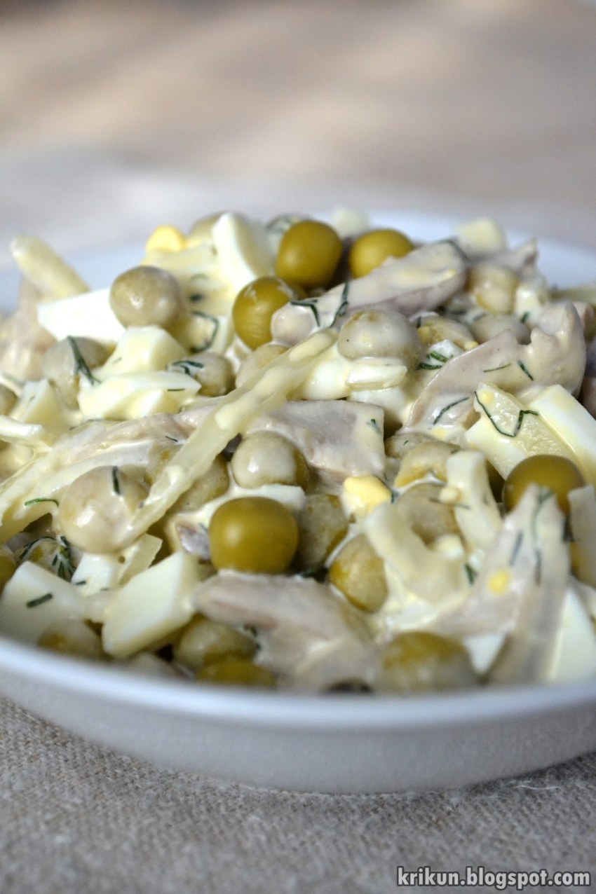Салат с маринованными огурцами