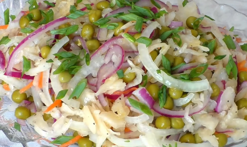 Салат с луком и яйцом