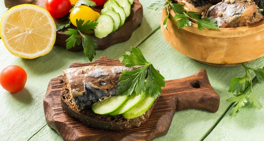 Маринованная скумбрия с овощами