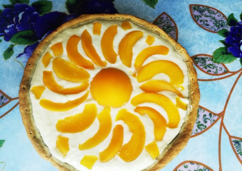 Пирог с творогом и персиками