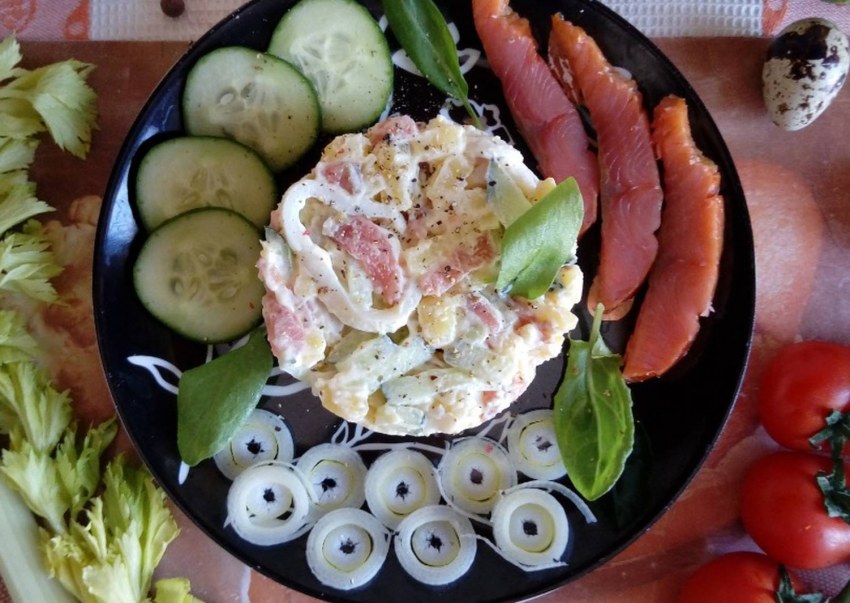 Салат с консервированным кальмаром