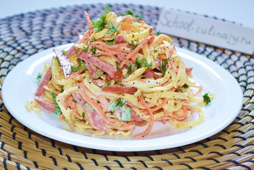 Салат с кальмарами и яблоком