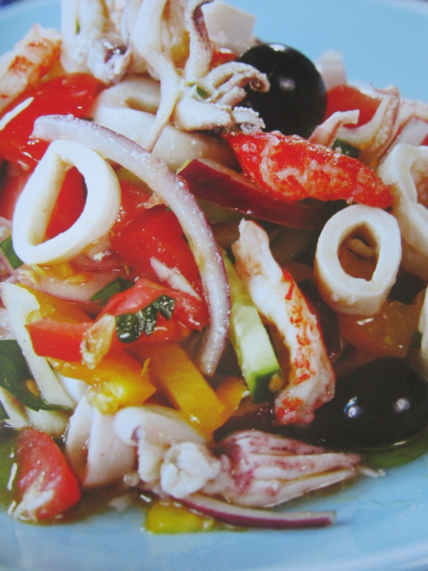 Салат с кальмарами и чипсами