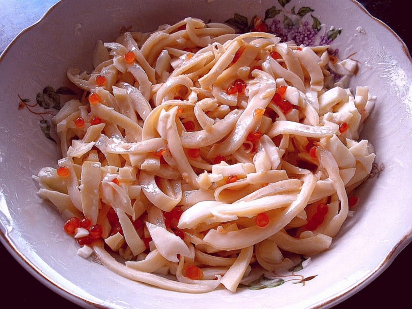 Салат с кальмарами и айсбергом