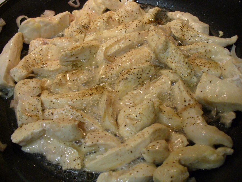 Тушеная куриная грудка в кефире