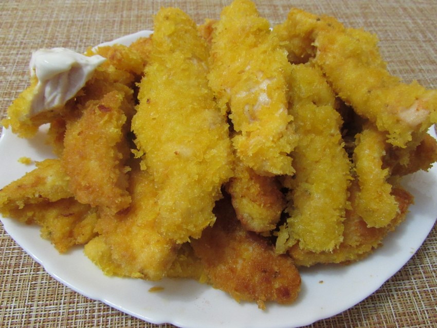 Куриные стрипсы в кукурузных хлопьях