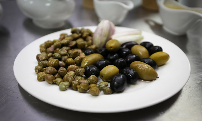 Оливки и каперсы разница