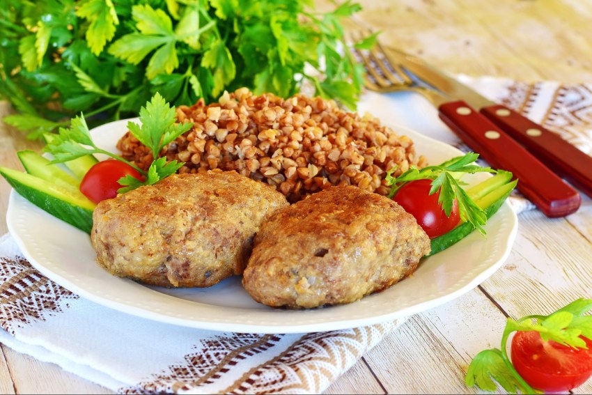 Куриные котлеты с гречкой