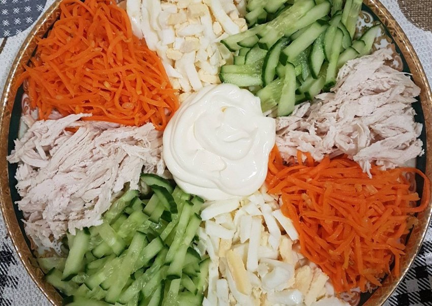 Салат из копчёной курицы с корейской морковкой и огурцом