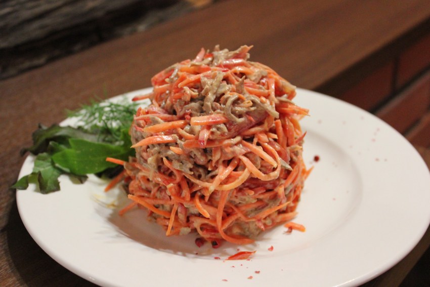 Салат с говядиной и корейской морковкой и огурцом