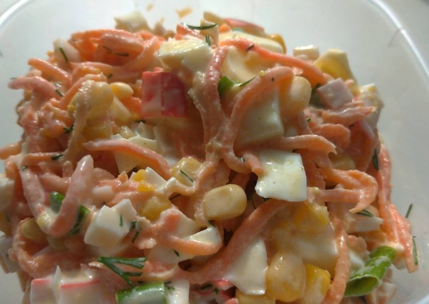Салат с корейской морковью и крабовыми палочками