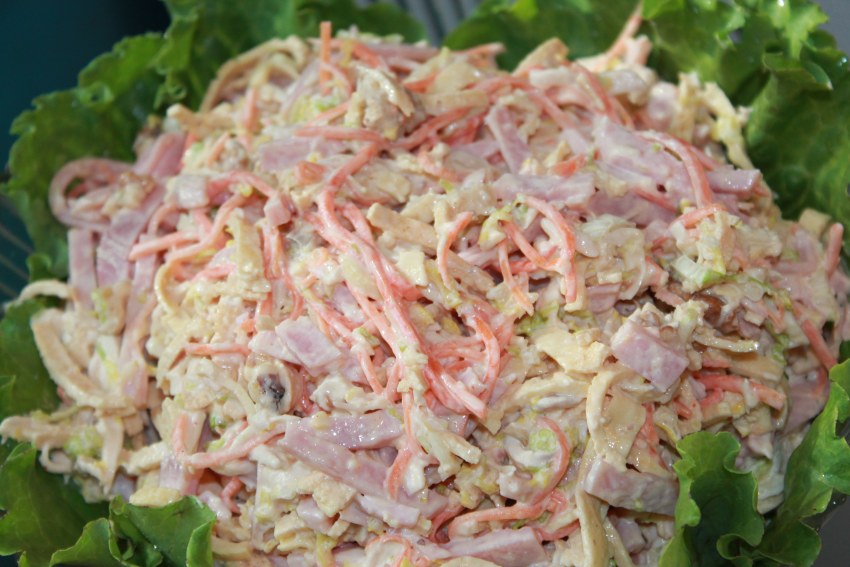 Салат с копчёной курицей и корейской морковью