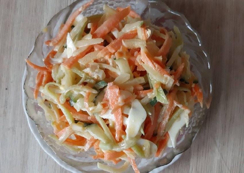 Морковный салат с огурцами