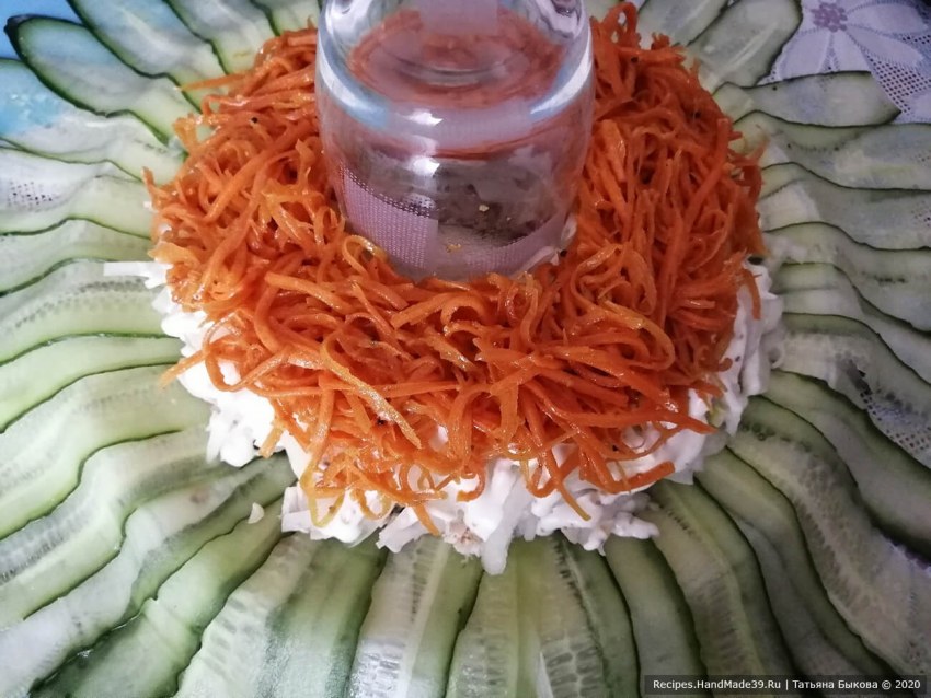 Салат с огурцами и корейской морковкой и курицей