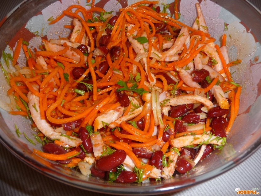 Салат с фасолью и курицей и корейской морковью