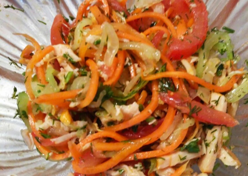 Салат с копченой курицей, корейской морковью и огурцом