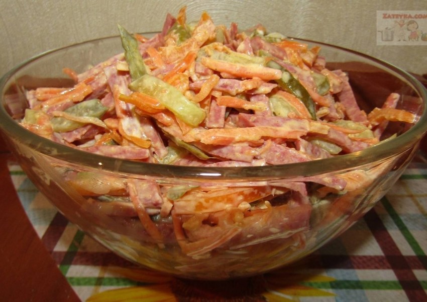 Салат с копченой колбасой