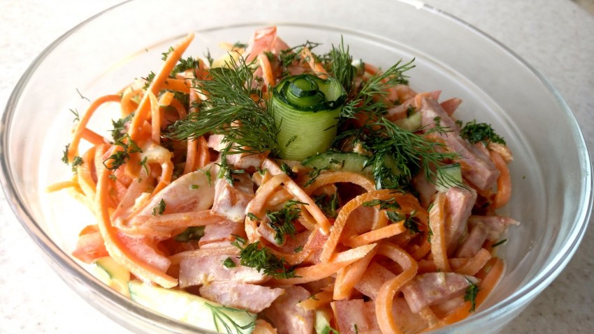 Салат корейская морковь колбаса кукуруза огурец