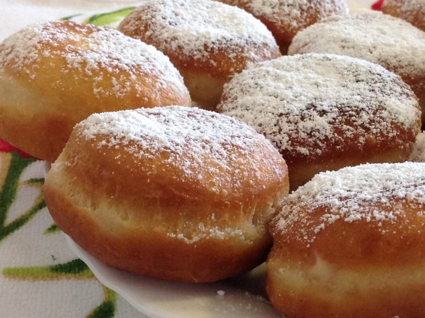 Пончики политые сгущенкой