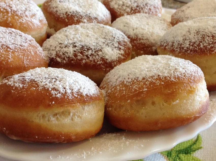 Берлинер со сгущенкой