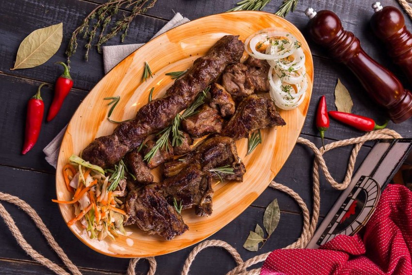 Шашлык ассорти (баранина, свинина, курица, люля-кебаб).